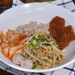 บะหมี่เส้นแบน ยำแห้ง