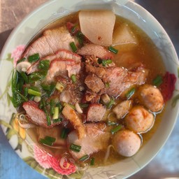 ก๋วยเตี๋ยวหมูแดง&ไก่ตุ๋นเจ๊รัตน์