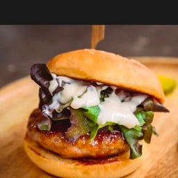 (322) แฮมเบอร์เกอร์หมูคุโรบุตะซอสเทอริยากิ Pork Burger Teriyaki Sauce