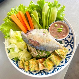 ข้าวคลุกน้ำพริกกะปิปลาทู