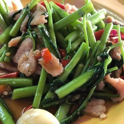 ข้าวหอมผัดผักบุ้งหมูชิ้น