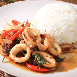 กระเพราปลาหมึกราดข้าว