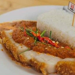 ข้าวหมูกรอบซอสพะแนง