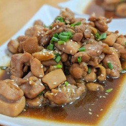 ข้าวหอมมะลิ ราด ไก่ผัดซอสเทอริยากิ
