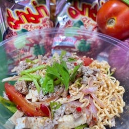 ยำมาม่าหมูสับหมูยอ