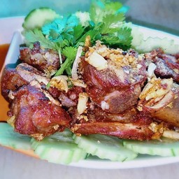 กระดูกหมูทอดกระเทียม