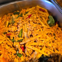 ผัดพริกแกงอกไก่หน่อไม้สด