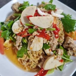 ยำมาม่าหมูสับ หมูยอ