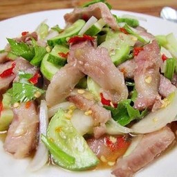ยำหัวหมู น้ำยำรสเด็ด แซ่บเวอร์ แตงกวา หัวหอมใหญ่ คึ่นไช่ คลุกเคล้าชามต่อชาม