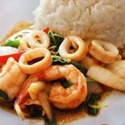 ข้าวราดผัดผักบุ้งกุ้ง-หมึก