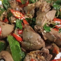 กระเพราเครื่องในไก่