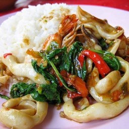 กระเพราหมึก