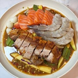 ยำหมูกรอบ+กุ้ง+ม่อน