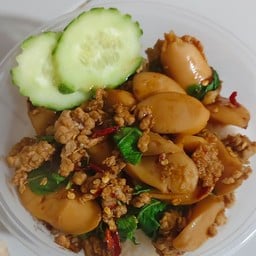 กะเพราไส้กรอกไก่หมูสับ