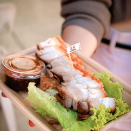 หมูกรอบชุดเล็ก พร้อมซอส