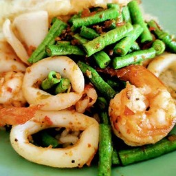 ข้าวราดผัดพริกแกงกุ้ง-หมึก