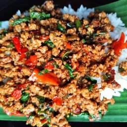 กระเพราหมูสับราดข้าว