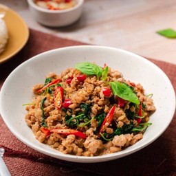 กระเพราหมู ราดข้าว