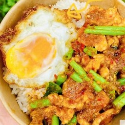 ผัดพริกแกงหมู+ไข่ดาวราดข้าว
