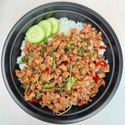 ข้าวกะเพราหมูสับพริกแห้ง (หมูสับพรีเมี่ยมมันน้อย)