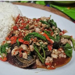 กระเพราไข่เยี่ยวม้า