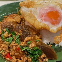 ข้าวกะเพราไข่เยี่ยวม้า+ไข่