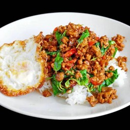 กระเพราหมูไข่ดาว