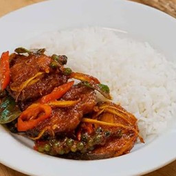 ข้าวพริกแกงปลาดุกกรอบ+ไข่
