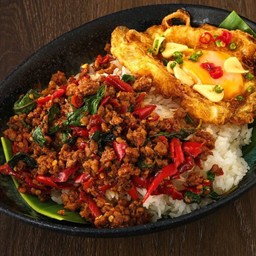 ข้าวกะเพราเนื้อโบราณ ไข่ดาว