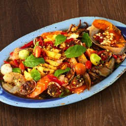 ยำรวมมิตรทะเล ( ปูไข่ดอง / หอยแครง / กุ้งสด / ปลาหมึกย่าง / แซลมอน )