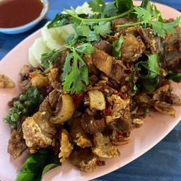 หมูกรอบคั่วพริก