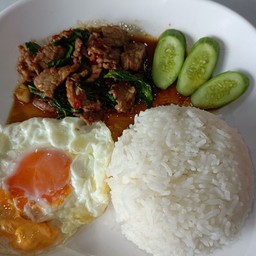 กระเพราเนื้อไข่ดาว