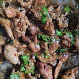 กระเพราเครื่องในไก่เป็นกับ