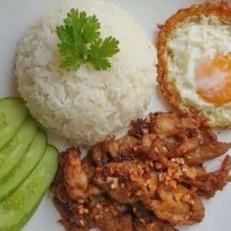 ข้าวไก่ทอดกระเทียม+ไข่