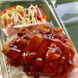 ข้าวไก่ซอสพริกเกาหลี + สลัดผัก
