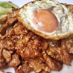 ข้าวหมูกระเทียมไข่ดาว