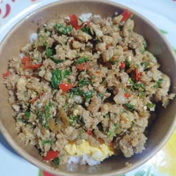 ข้าว ไข่ กะเพรา by หมูตุล