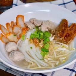 เส้นกลางน้ำใส