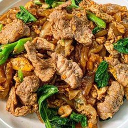 ผัดซีอิ้วเส้นใหญ่หมูชิ้น