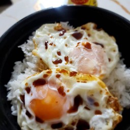 ข้าวไข่ดาวทอด ราดซอสแม็กกี้
