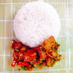 หมูสามชั้นคั่วพริกเกลือราดข้าว