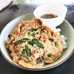 กระเพราไข่เจียวหมูสับราดข้าว