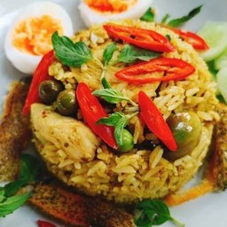 ข้าวคลุกเขียวหวานไก่ผัดแห้ง + ปลาสลิดทอดตัว +ไข่ต้ม