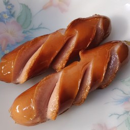 [อร่อยซ่ากับโค้ก] ไส้กรอกไก่หนังกรอบ 2ชิ้น +  โค้ก ออริจินัล (กระป๋อง)