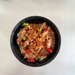 ข้าวหมูทอดหมักพริกไทยดำผัดกระเทียม