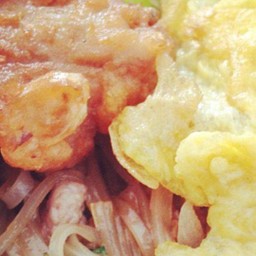 หมี่เหลืองผัดกระเพราหมูสับไข่เจียว