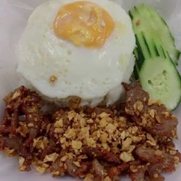 ข้าวเนื้อกระเทียม+ไข่