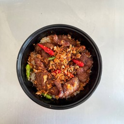 ข้าวหมูทอดหมักงาผัดกระเทียม