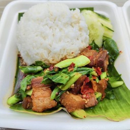 คะน้าหมูกรอบ