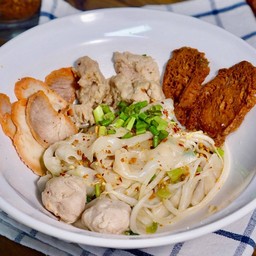 เส้นใหญ่ยำแห้ง